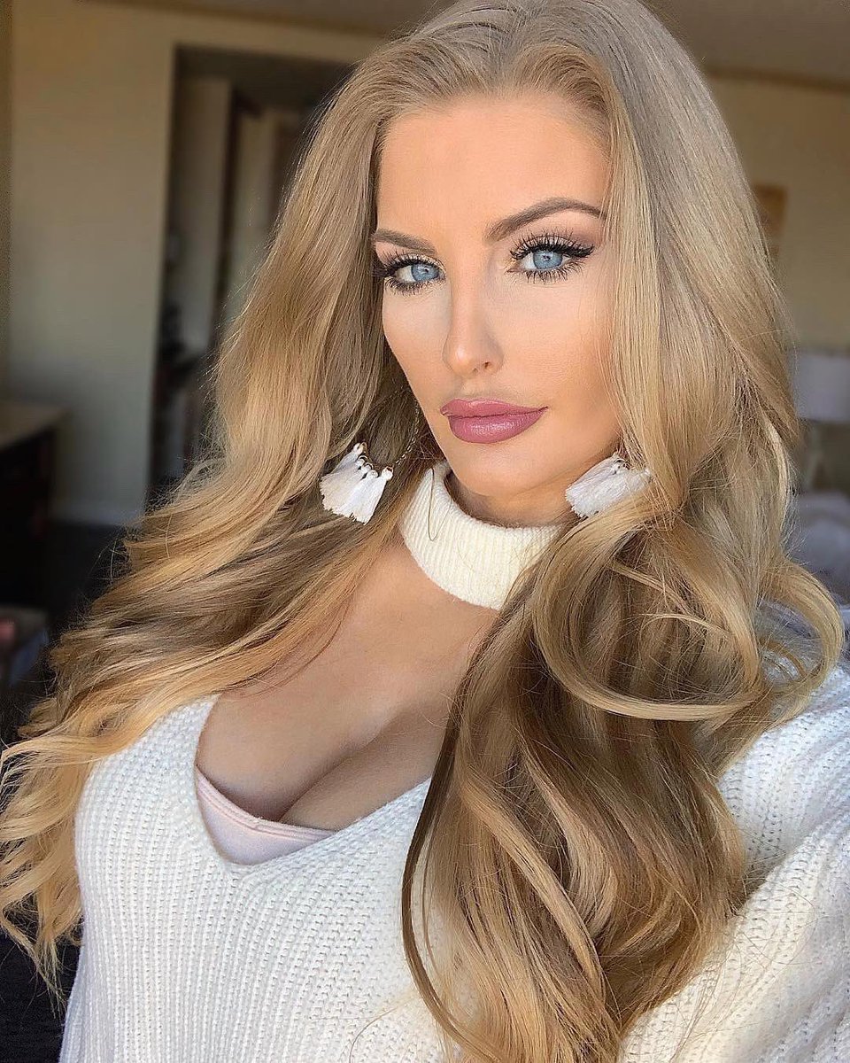 cambria_joy's tweet photo. @AMIClubwear keeping me warm and accessorized in this never ending winter ❄️ https://t.co/SG45vYpH5Z