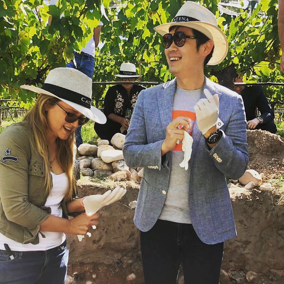dani_mezzatesta's tweet photo. Looking for microorganisms from a calcareous soil. Excellent work @kimsomm_ms !! 🙌🙌 🏔⛏🔬#WhiteBones #msinargentina #outsidelab #science #catenainstitute #adriannavineyard #terroir #microorganisms https://t.co/SNuNmeygXD