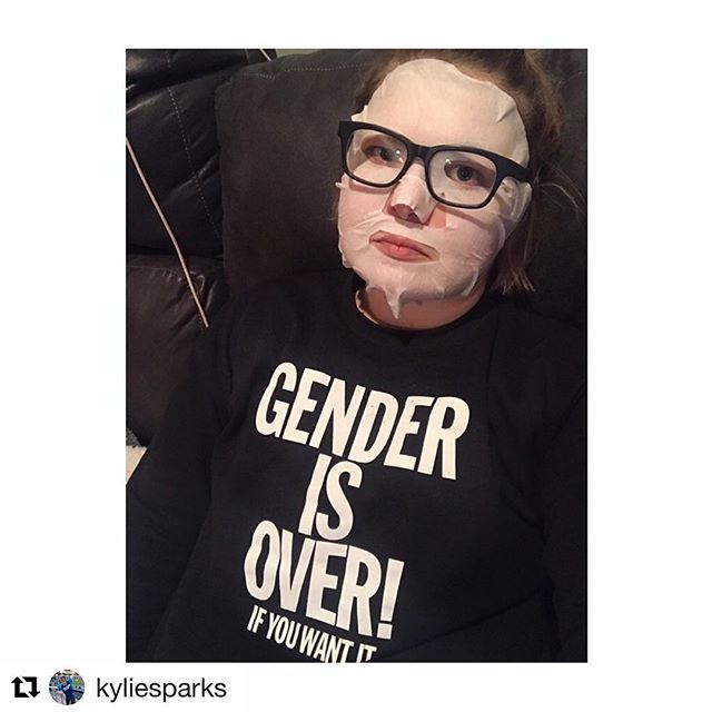 GenderIsOver's tweet image. Protect your face!!! ❤️ ...
#Repost @kyliesparks
・・・
hey guys, important message 4 u: gender is fake but skin care is not, make sure yr hydrated
sweatshirt: @genderisover 
#sheetmasks #genderidontknowher #20BITEEN ift.tt/2EhJ3v3