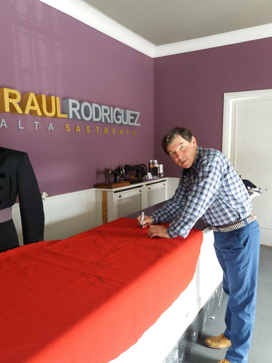 APTorosBejar's tweet photo. A pocos días de su reaparición en el Carnaval del Toro de Ciudad Rodrigo ha pasado por Raúl Rodríguez Sastrería el torero José Luís Ramos y ha firmado nuestra muleta.
#SORTEO #SorteoMuleta #SORTEOMuletaAPTorosBejar https://t.co/wMKrIzJvKa