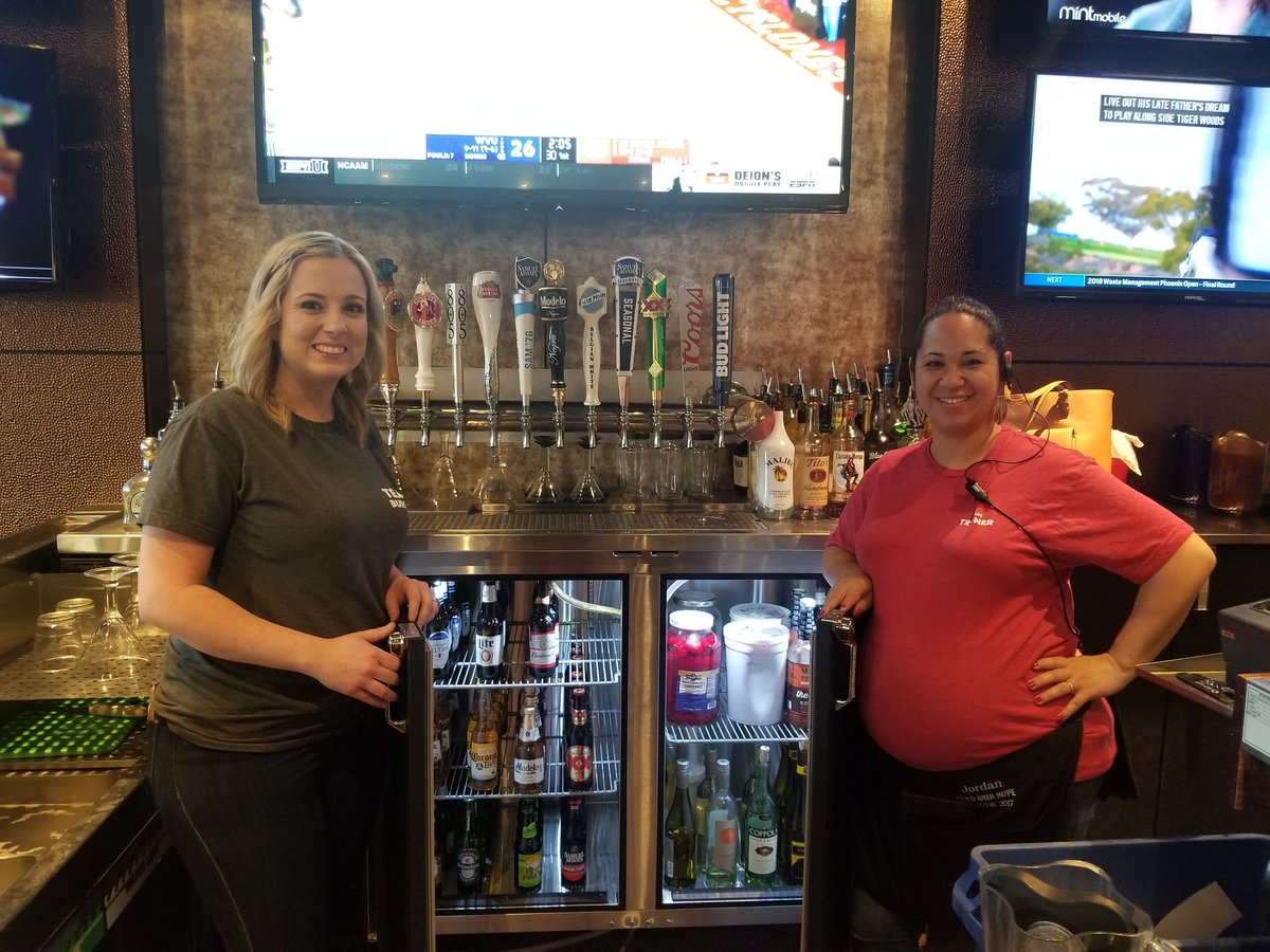 @vtanker1 Told ya this pic existed!! The #chilishendo bartenders got some major ❤ for you!! Thanks for helping them get to #PlayRestaurant and make #foodperfect drinks in record time! #equipmentmatters @TheChad_Chilis @ChilisJobs