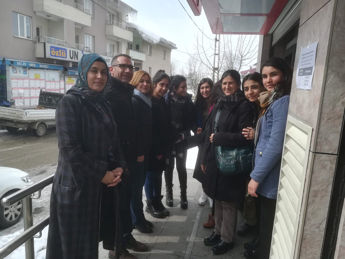 DEM_MUSresmi's tweet photo. Vekilimiz sayın Gülistan kılıç Koçyiğit, Varto belediye eşbaşkan adaylarımız, ilçe yöneticilerimiz, il genel ile belediye meclis adaylarımız esnafları ziyaret etti Halkımız yoğun ilgi gösterirken halk Varto ilçemizi Kayyumlardan tekrar alıp halkın hizmetine koyacağı sözünü verdi. https://t.co/qdqTII2qJV