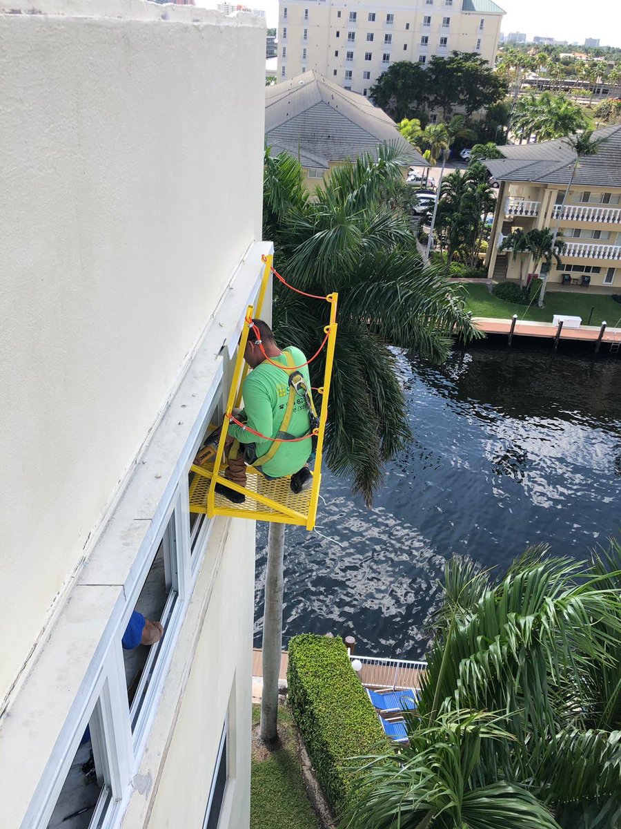 FloridaHome360's tweet photo. Our team working hard as usual! 💪😎

Prepare for hurricane season by calling today to set up your free quote at 📲(954)828-0208

#Broward #Dade #PalmBeach https://t.co/GcihMlgukG