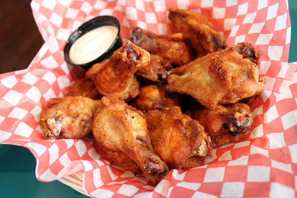 2-for-1 wings tonight, 5-9pm! Every Labatt purchase gets you an entry to WIN tickets to Shanneyganock Saturday night at the @GSUptown Grand Opening. 

Derek Graham onstage 6:30 tonight!

@MamaSoulas709 @greensleevespub