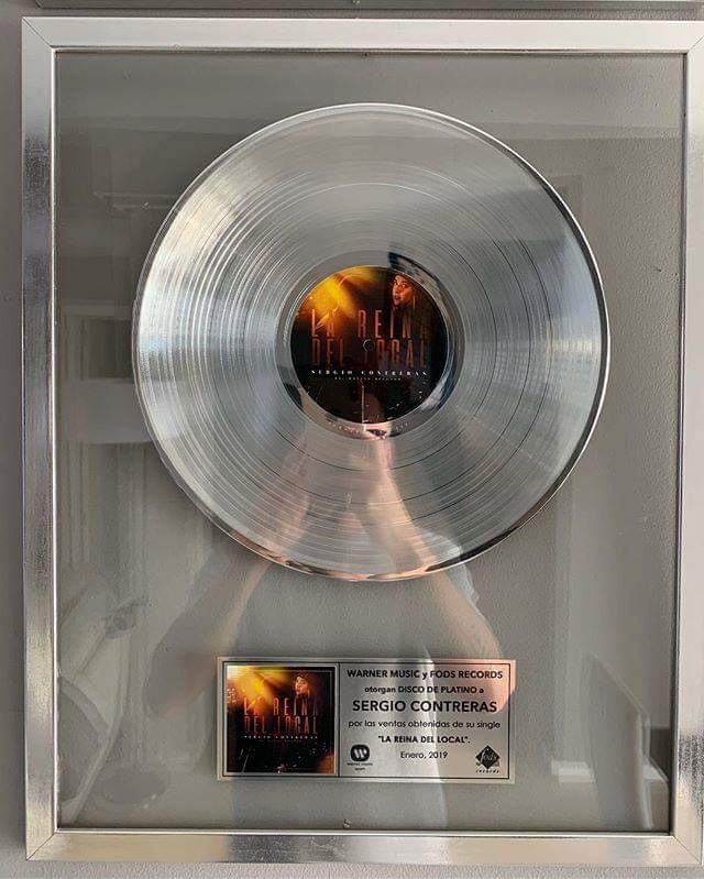 Andalucia_SC's tweet photo. Nuestra Enhorabuena a nuestro @Sergi0Contreras X su 2° disco d platino! 14 años ya a tu lado, siguiendo tus pasos, tus éxitos y disfrutando d ellos, enhorabuena también a @fabiopmartin @ManuelDelgadoR y todo el equipo d @FodsRecords q lo hace posible! Siempre contigo Sergio!! 😘 https://t.co/aSC4DddvXn