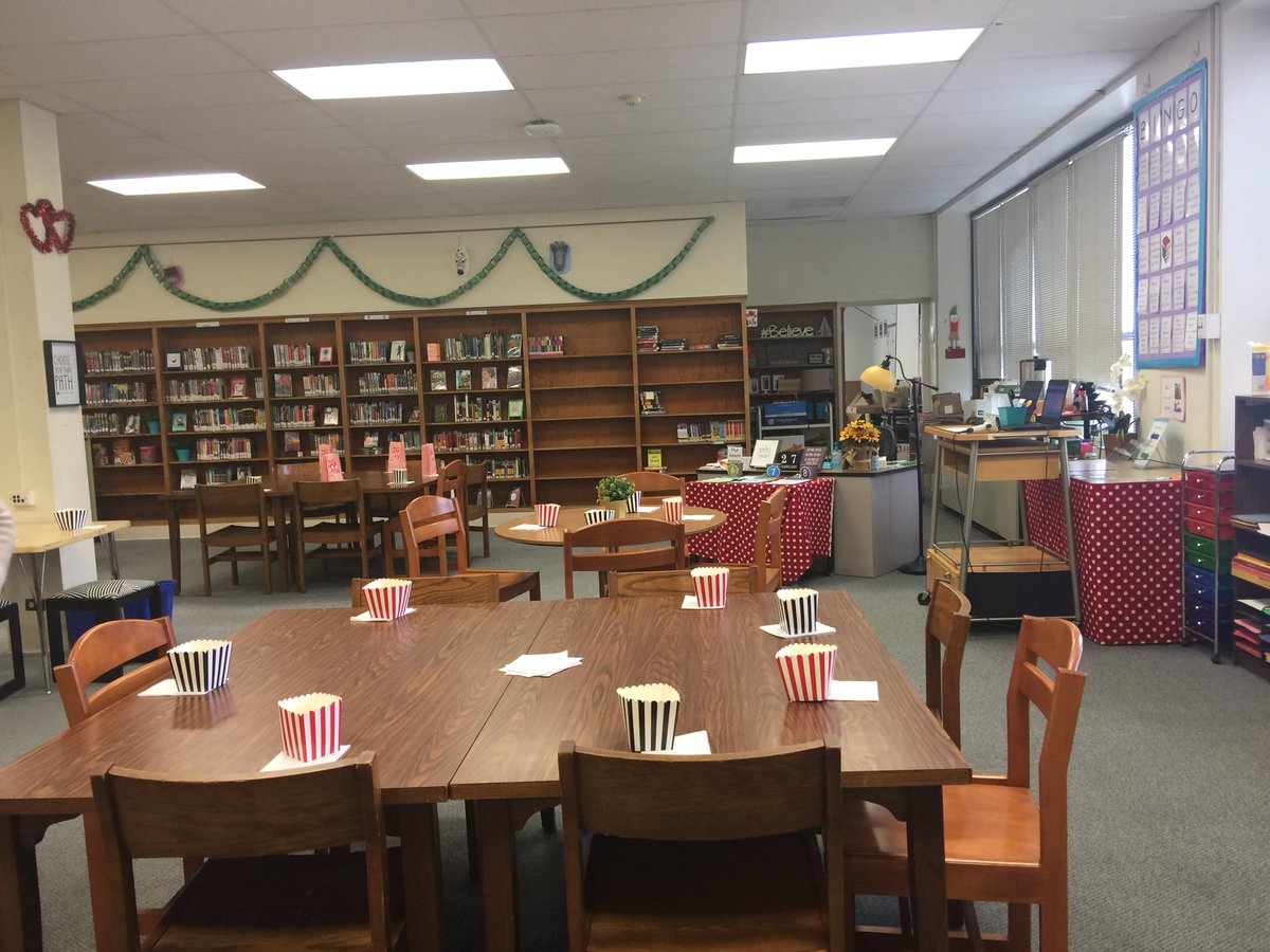 SandburgD205's tweet image. @mrsleban  thanks for the popcorn boxes. It made the faculty meeting opening festive , fun, and delicious!  #poppingin  #teachersseeteachers #learningfromoneanother  @ElmhurstD205 #igniteD205