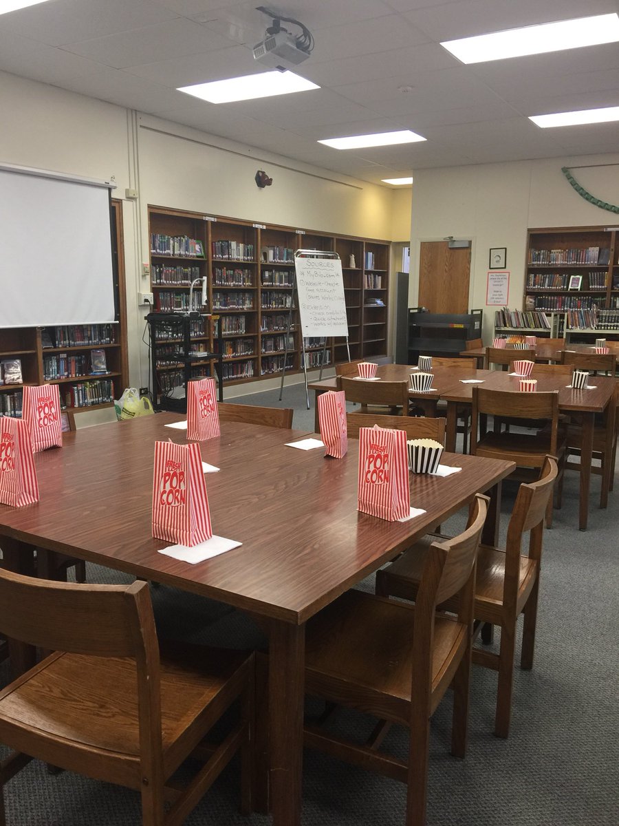 SandburgD205's tweet image. @mrsleban  thanks for the popcorn boxes. It made the faculty meeting opening festive , fun, and delicious!  #poppingin  #teachersseeteachers #learningfromoneanother  @ElmhurstD205 #igniteD205