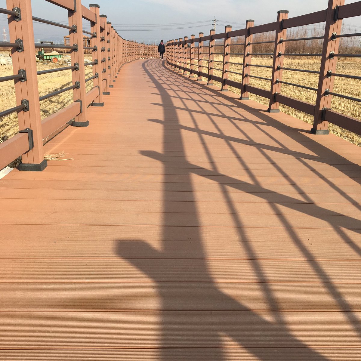 coowinwpcboard's tweet photo. Five years project in Korea, no splinter, no crack, nature color, no maintenance too, COOWIN quality, we always insist to do better than others. We know it is the only way out.

#decks #wpcwallcladding #woodplasticcomposite  #compositedecking #coowindeck #compositerailing https://t.co/mJGuVhnmKe