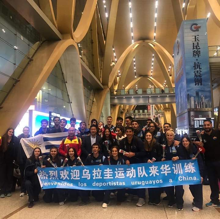 BasquetTotal's tweet photo. #FormativasxBT | NI HAO CHINA
Lo chicos viajeros de las selecciones formativas de Uruguay ya arribaron y le dicen hola a China. Por @GeovaAprile_MLV
👉 https://t.co/41sp4jUszy https://t.co/Rq1ORQAtOs