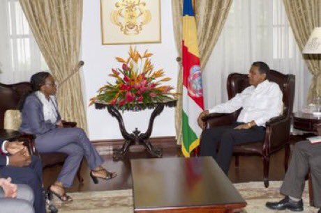 ECA_OFFICIAL's tweet photo. Lors d’une visite aux #Seychelles cette semaine, @SongweVera a rencontré Pdt Faure, Vice-Pdt Meriton, Amb. Faure, Amb. Loustau-Lalanne. Elle a abordé les domaines de coopération: exploiter #blueeconomy &amp; #digitaleconomy, réaliser #inclusivegrowth, ratifier #AfCFTA &amp; rebasemt #GDP https://t.co/jjAokKgLig