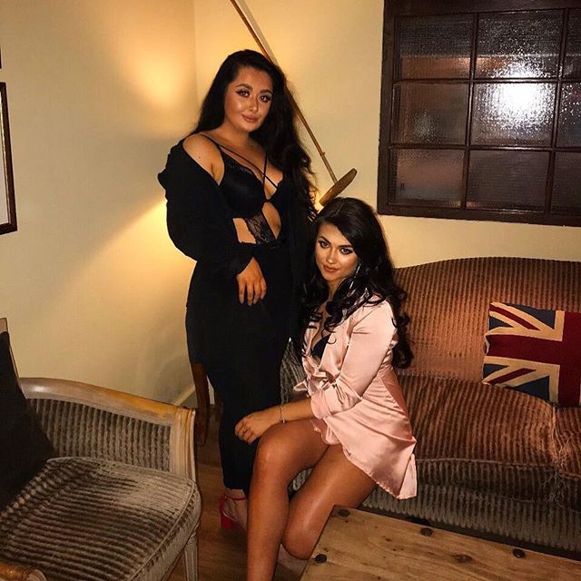 RachelJadeee's tweet photo. Haven’t posted in a while... so here’s one from NYE with my Twin Bitch 👌🏽 🥰💁🏽‍♀️ @shanvalentine_ 
#nye #2019 #party #girls #cocktails #brunette #blueeyes #hotel #igdaily #photooftheday https://t.co/EfLxancwyK https://t.co/FH0yX6AxKm
