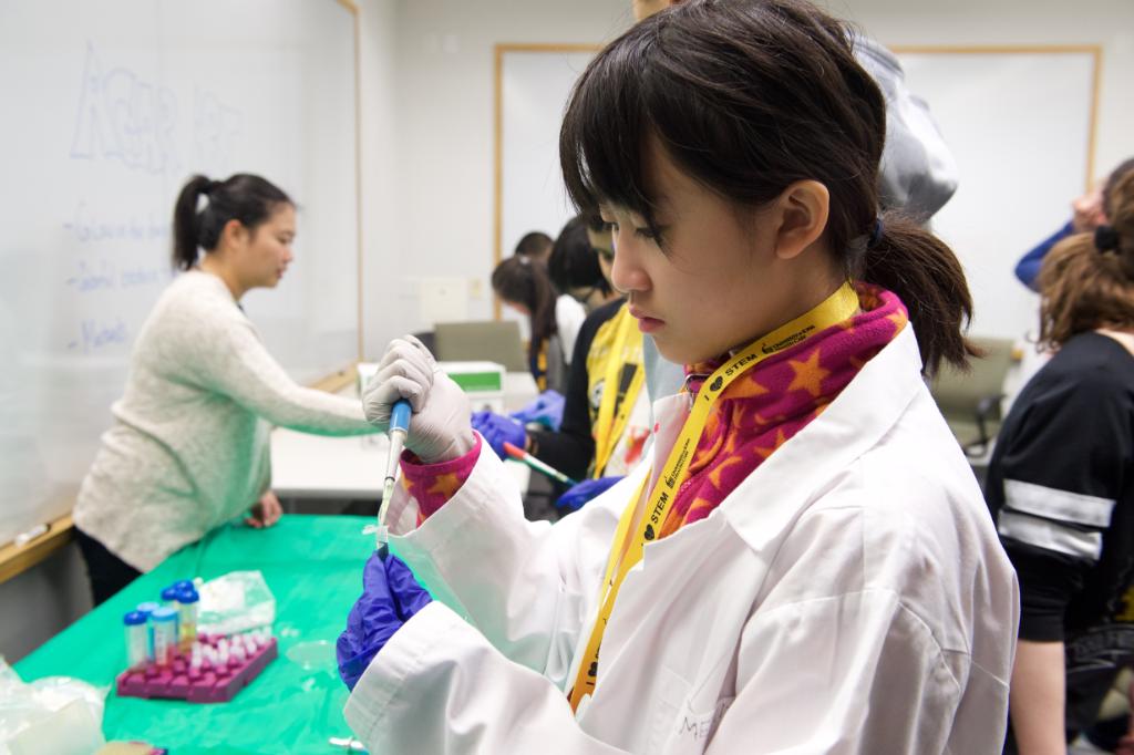 UIchildrens's tweet photo. Nearly 400 students had the opportunity to do hands-on STEM activities and explore health careers at @uihealthcare's Kids Go STEM program this past Saturday! #KidsGoSTEM #STEM #STEMeducation https://t.co/6Vopvw3BvH
