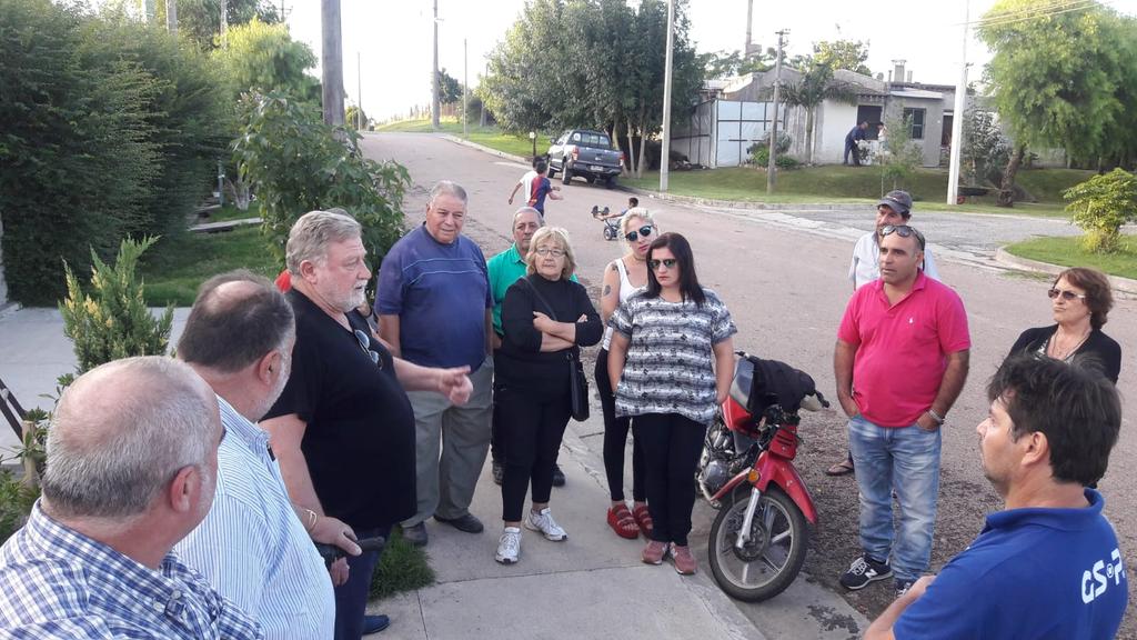 RoselliEdmundo's tweet photo. Empezamos la recorrida de hoy en los barrios de Nueva Palmira junto a Fabio Aguirre y Walter Zimmer. #MejorPaisColonia #Lista1919 https://t.co/LbSW6rE4Fi
