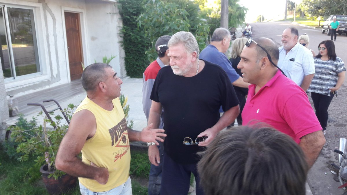 RoselliEdmundo's tweet photo. Empezamos la recorrida de hoy en los barrios de Nueva Palmira junto a Fabio Aguirre y Walter Zimmer. #MejorPaisColonia #Lista1919 https://t.co/LbSW6rE4Fi