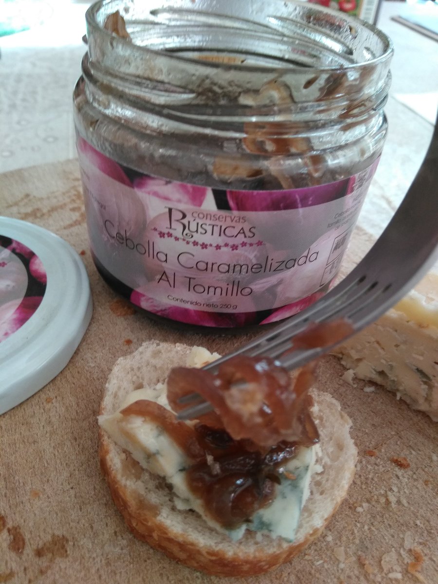 #HistoriaReal cuando #gorgonzola conoció a #cebollas #caramelizadas al #tomillo y se amaron sobre un lecho de #pan. Al final solo pudo decir que fue #delicioso