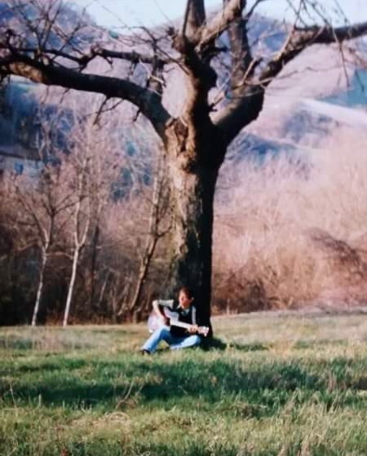 MokaQuartet's tweet photo. C'era una volta, quando si andava a scuola con la chitarra, si cominciava a scrivere canzoni e le fotografie avevano l'anima...
#mokaquartet #emcode #borninemilia #1979 #rock #instaraiser #woodstock #salsedinirano #songwriter https://t.co/MOyKhTTgzJ