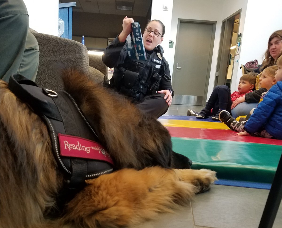 RedmondWaPD's tweet photo. Another great Officer Story Time at our Redmond Community Center today! Big thanks to #ReadingWithRover for bringing their therapy dogs along to join us! @CityOfRedmond #LittleFreeLibrary #Literacy #Reading #CommunityPolicing #KidsAndCops https://t.co/fUDn9Echt6