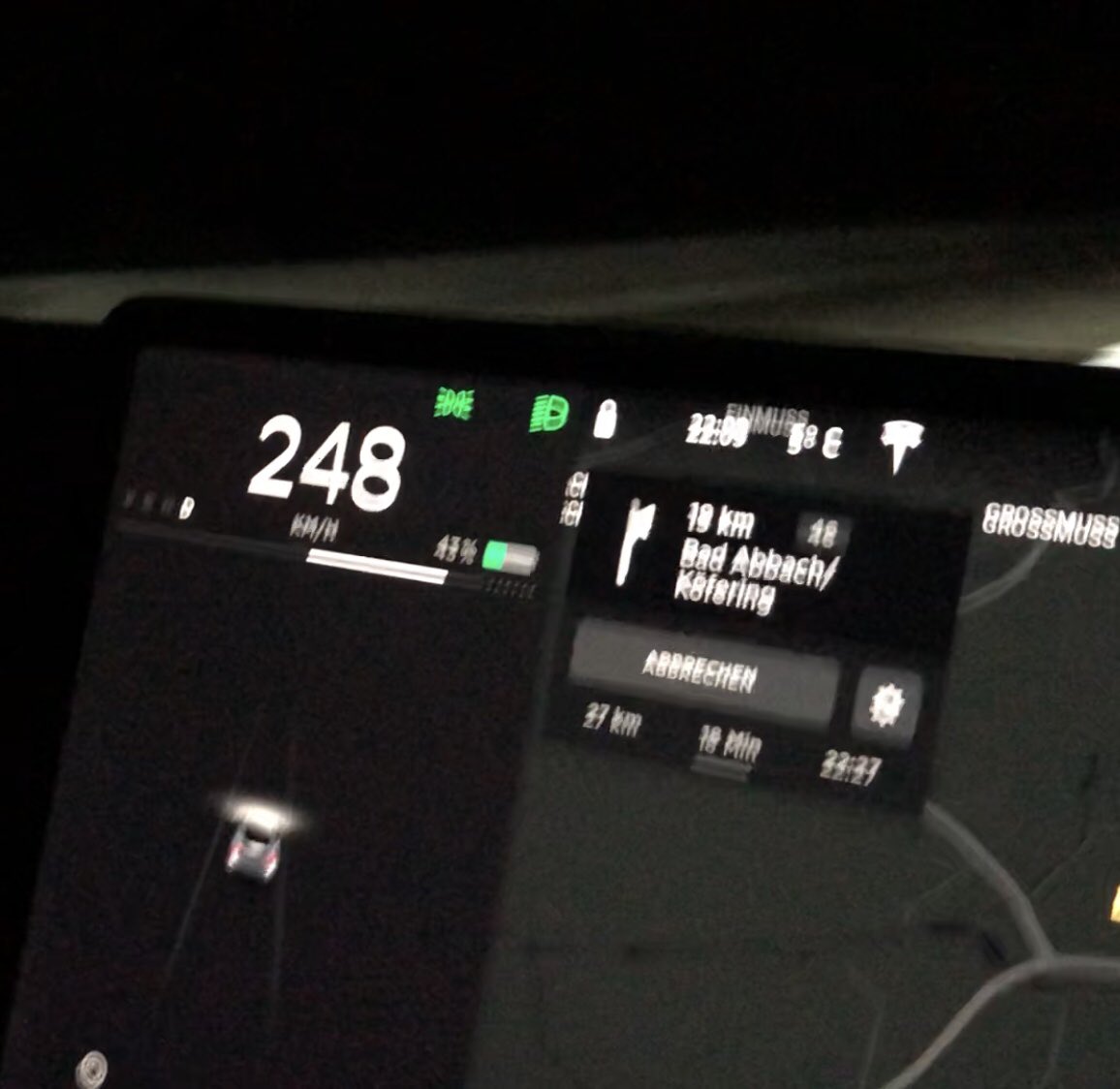 Pollibus's tweet photo. Das Performance Model 3 ist bei 233 km/h abgeriegelt bis der Spoiler montiert ist und jemand im Tesla Rechenzentrumsbergwerk ein Häkchen setzt. Falls das, wie bei mir, vergessen wurde reicht eine Mail mit Bild vom Spoiler ans Service Center. #Tesla #Model3 #onlyTesla @timohetzel https://t.co/NXifS0TcvL