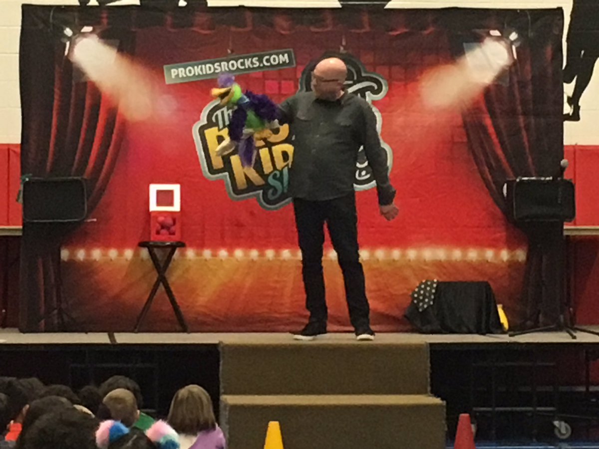 JorgeAlmodovar3's tweet photo. Today we had a fantastic show with a great message for all students. Tonight the show looks promising, they will try to shrink my head! Don’t miss out join us tonight starting @ 6 pm @prokids #PantherEdChat @PVES_Murphy @CUSD300 https://t.co/fSfnNSJmls