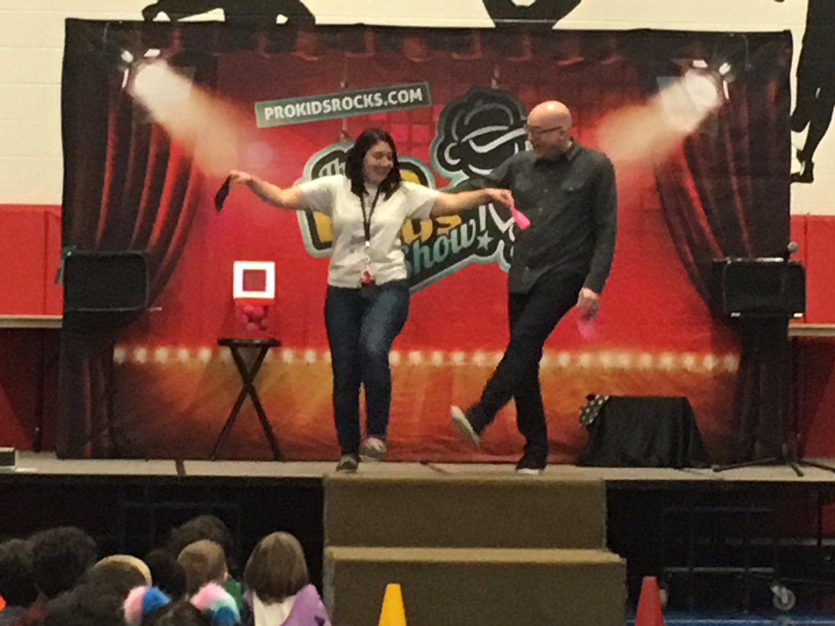 JorgeAlmodovar3's tweet photo. Today we had a fantastic show with a great message for all students. Tonight the show looks promising, they will try to shrink my head! Don’t miss out join us tonight starting @ 6 pm @prokids #PantherEdChat @PVES_Murphy @CUSD300 https://t.co/fSfnNSJmls