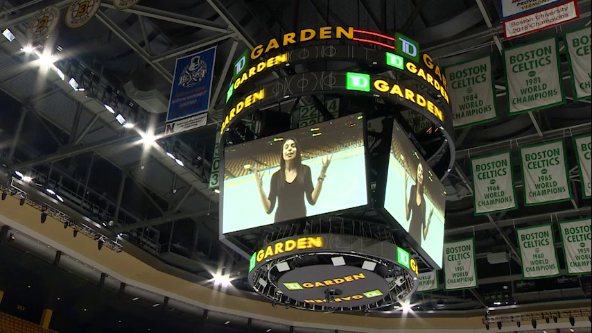 Chronicle5's tweet photo. Everybody is a star @tdgarden @NHLBruins @celtics "People love a giant television screen, they really do. They see a giant television screen and they say I want to be on there" @NEstaphan discovers the secrets of the Fan-Cam #wackywork @anthonyeverett @shaynaseymour 7:30 #wcvb https://t.co/KbBHCPlhK8