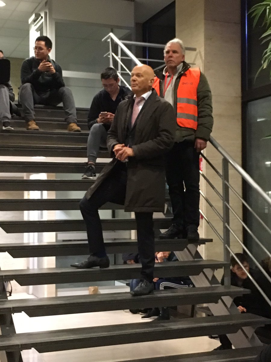 De loco burgemeester <a href="/bertwijbenga/">Bert Wijbenga</a> steekt de getroffen mensen in de #Galvanistraat in het Nederlands en Engels een hart onder de riem. <a href="/rotterdam/">Gemeente Rotterdam</a>