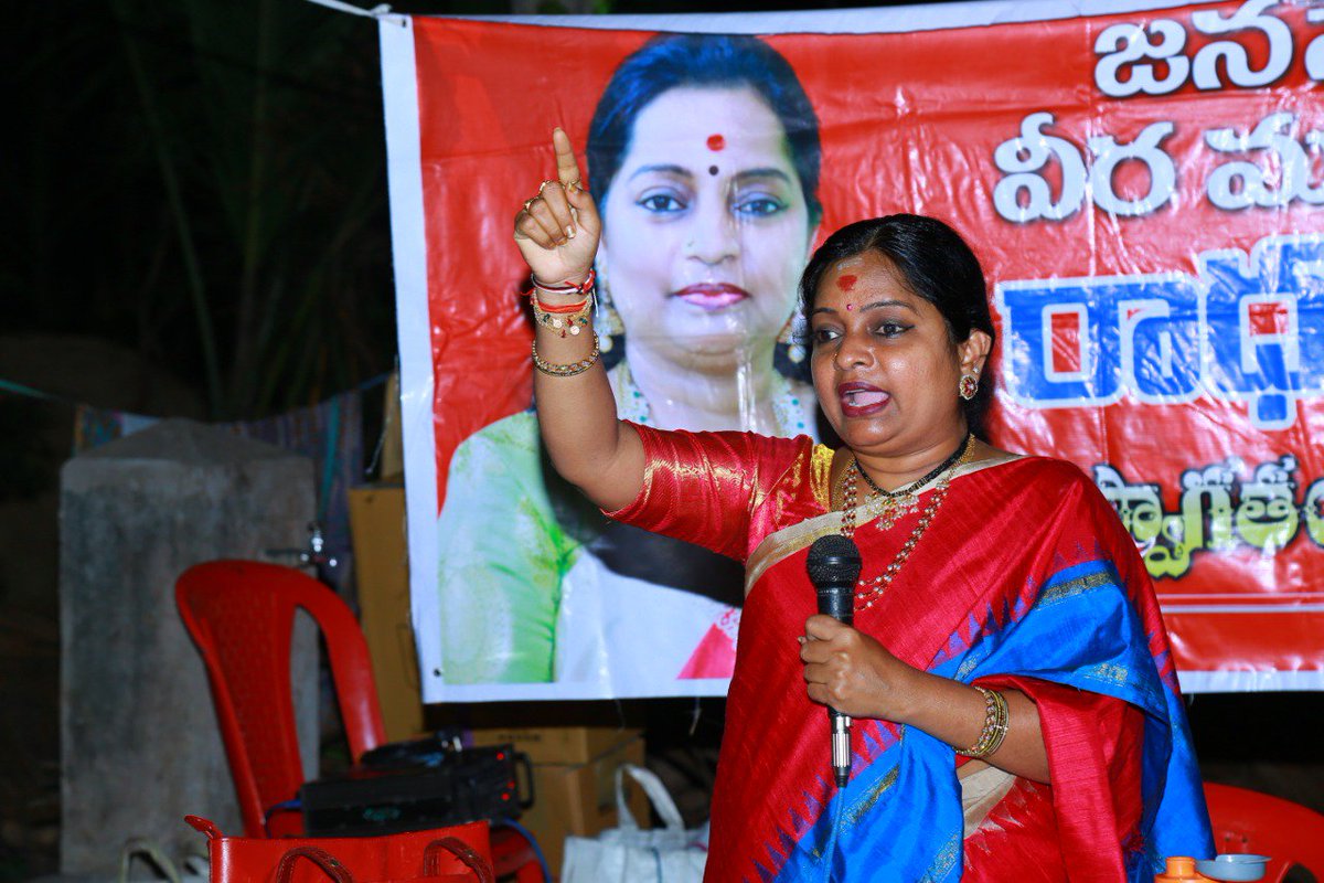 BandiParty's tweet photo. కొత్తపేటలో జనసేన సిద్ధాంతాలు వివరిస్తూన్న మీ రాధమ్మ జై జనసేన జైజై జనసేన✊✊✊ https://t.co/mxjOwlI1l6