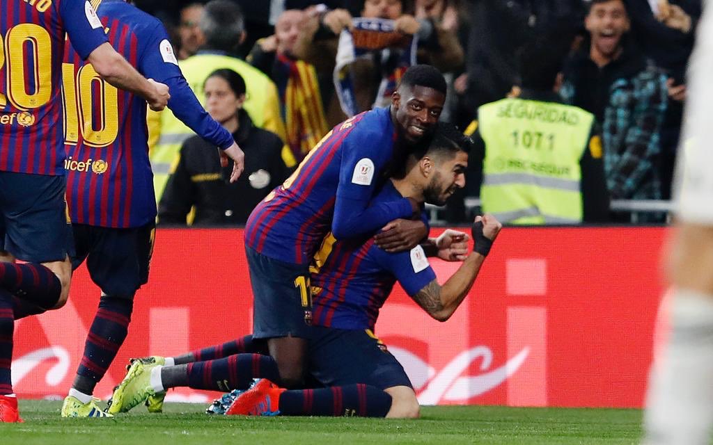 Luis Suárez celebra un gol con Dembélé.