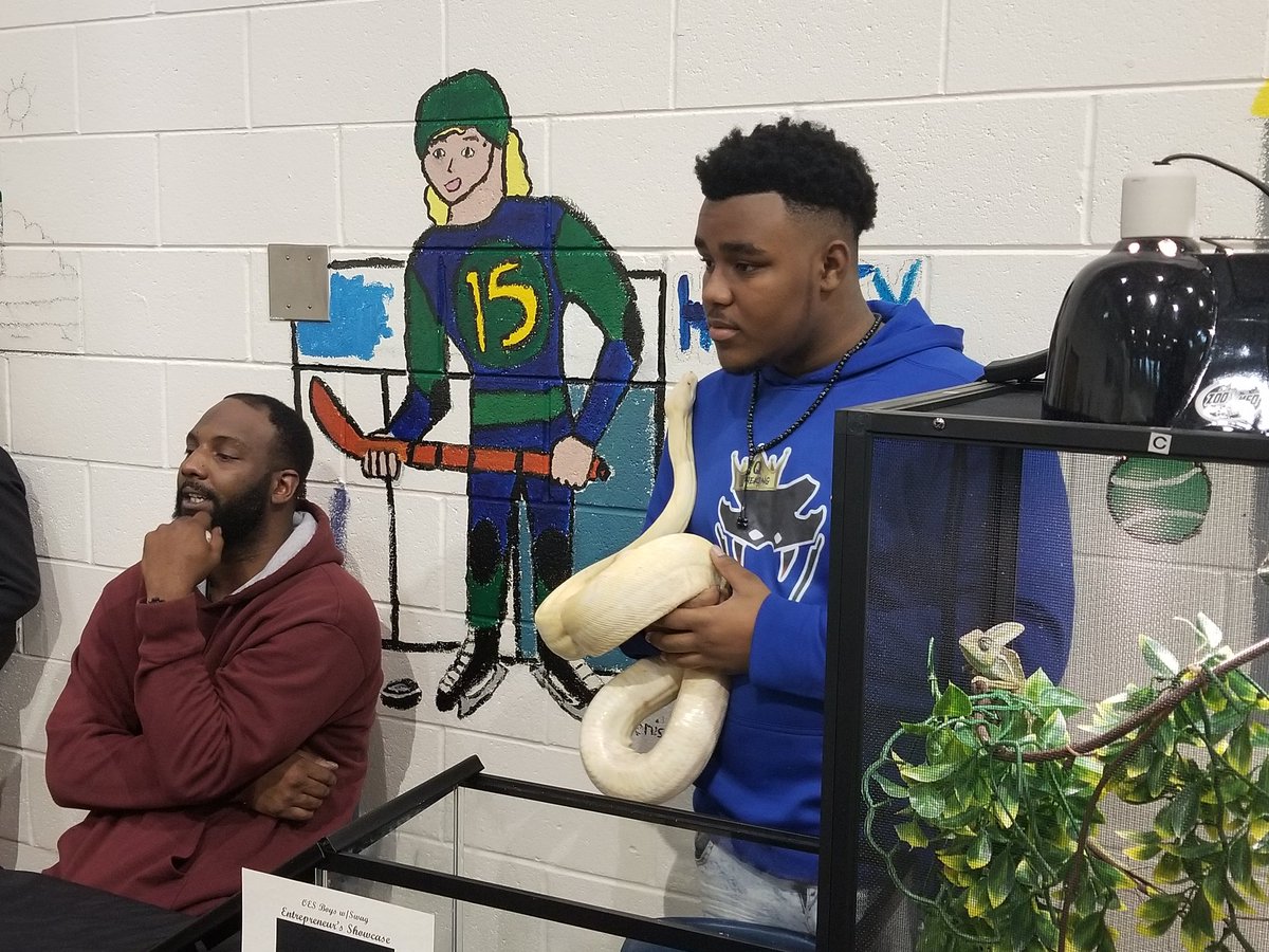 APJordan12's tweet photo. Family of Entrepreneurs excited to share their path with our 4th & 5th graders today! Thank You #BraidBar
#Hunter'sLocksmith
#Q'sExoticAnimals
@OakleyTigers
@OES_Lit_Queen @BFGaskins https://t.co/coV0BVhZJH
