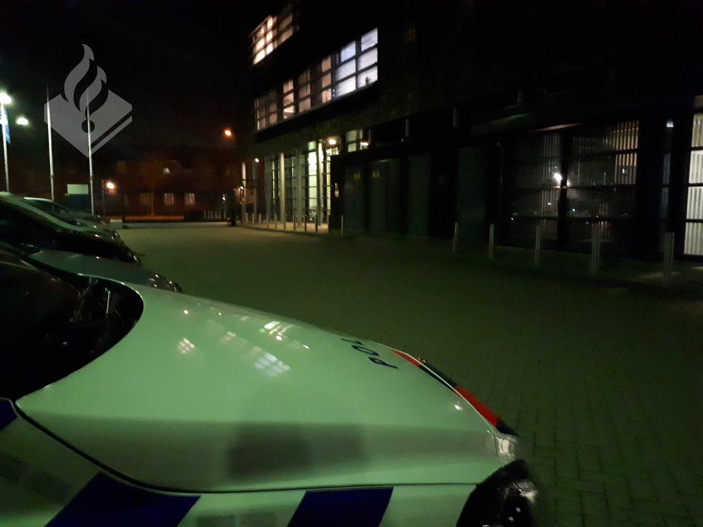 POL_Woerden's tweet photo. Bij het zien van onze dienstauto gaat een persoon er rennend vandoor. Helaas voor hem koos hij de verkeerde tegenstanders voor deze wedstrijd. Hij stond nog gesignaleerd en is aangehouden. Voor hem begint de nacht in #Houten #cellencomplex. #COP247 ^TW https://t.co/eTWwShlc8E