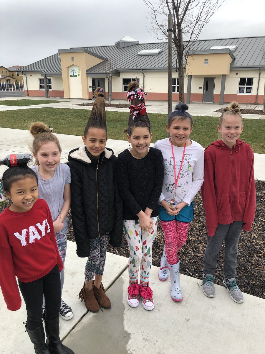 ORNelson3's tweet photo. Wacky Wednesday + art docent fun = a magical day in third grade. @RCSDOrchard https://t.co/sG920wF5mW