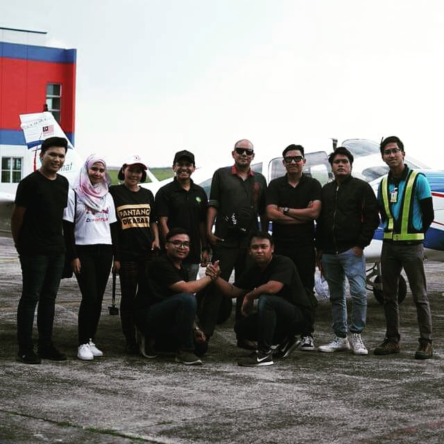 TheAkmalAhmad's tweet photo. Kebiasaannya, selalunya, semestinya aku berenang ke langit.
Tapi kali ni, aku merasa terbang. Hmm. Tak apalah. Aku pilih berenang juga. #OneDayPilot #JuruterbangSehari #SubangSkypark
.
.
#PantangDicabar #Ekstrem #Extreme #13Episod #RTM #AA #hidupseorangaktor #BerenangKeLangit https://t.co/HFk6MIQAgw