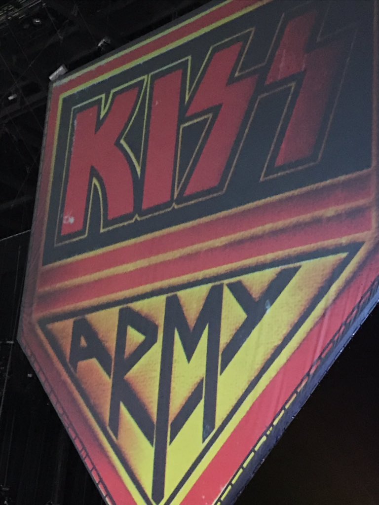 BBarickman's tweet photo. KISS !!! https://t.co/Uh884SlpsR