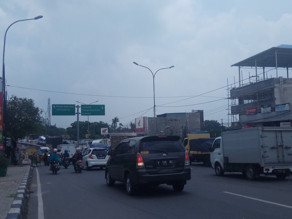 dytom_85's tweet photo. Fly over taman cibodas Tangerang, saat ini. Macet panjang. Krn ada satu putaran saja.
Cc @ATCS_KotaTGR
@Kota_Tangerang
@RadioElshinta
@tng_tv https://t.co/iN5IPzWkeU