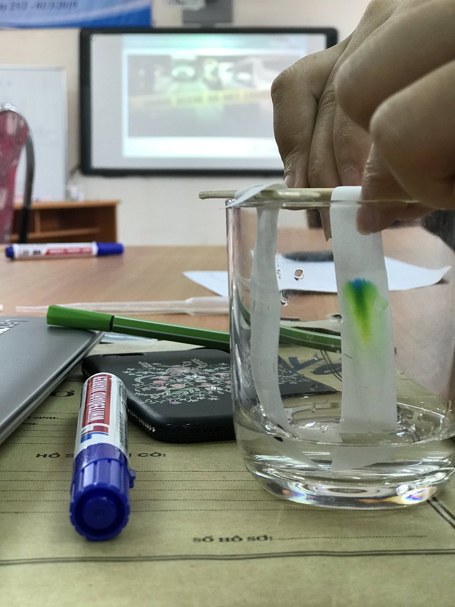ICanTeach_uk's tweet photo. Using time lapse to capture chromatography bringing some Art into #STEAM Education for the 21st Century at #Hanoi Pedagogical University with @Dragonfly_Edu #STEMontour https://t.co/nHPhHZVJ0w