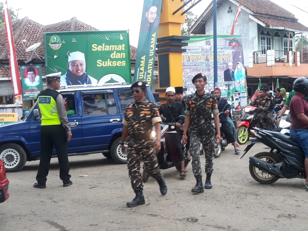 SimatupangWarto's tweet photo. Lagi2 Polri &amp; Banser terlihat di tengah keramaian ya, tp bukan bikin kekacauan, justru membikin kenyamanan
Pengamanan MUNAS NU 2019
@GPAnsor_Satu
#MunasdanKonbesNU2019 
#AnsorMaju1Barisan 
#KitaIniSama https://t.co/UwAArU7L6F