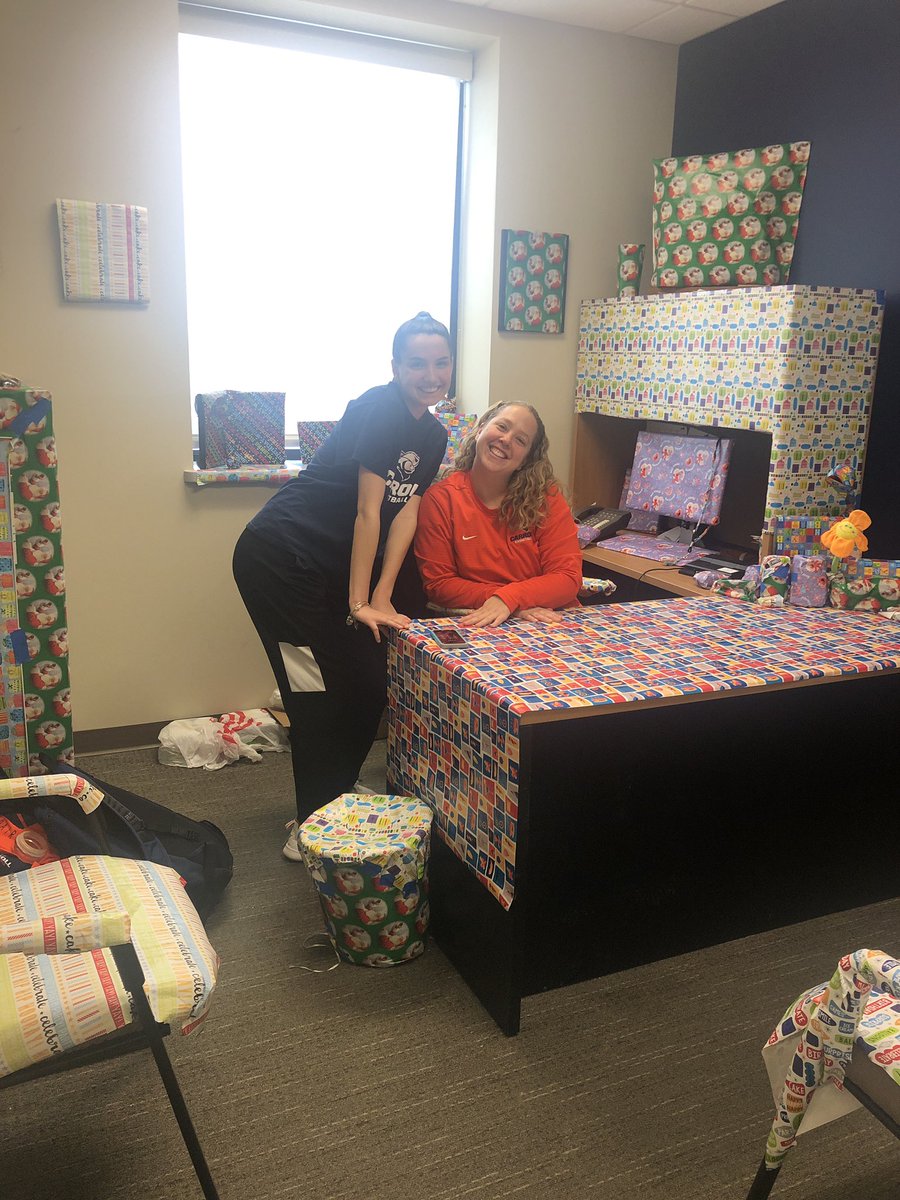 carrollu_wbb's tweet image. Is there any better way to say Happy Birthday than to wrap everything ? 🤷🏽‍♀️ Happy Birthday Coach Schultz! 🎊🎉