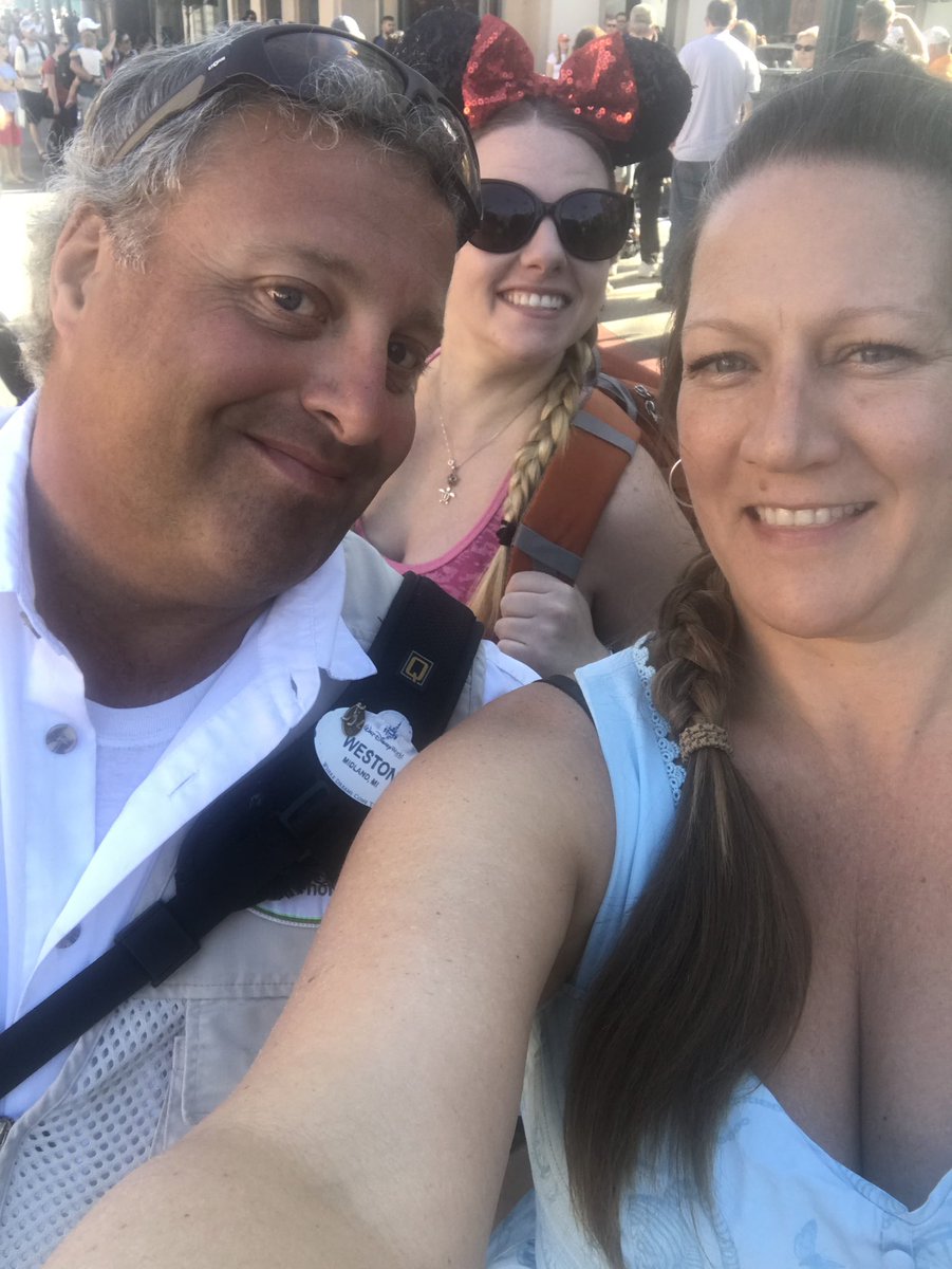 destified's tweet photo. #castcompliments #hollywoodstudios #disney #weston https://t.co/sKoT1vYUOq