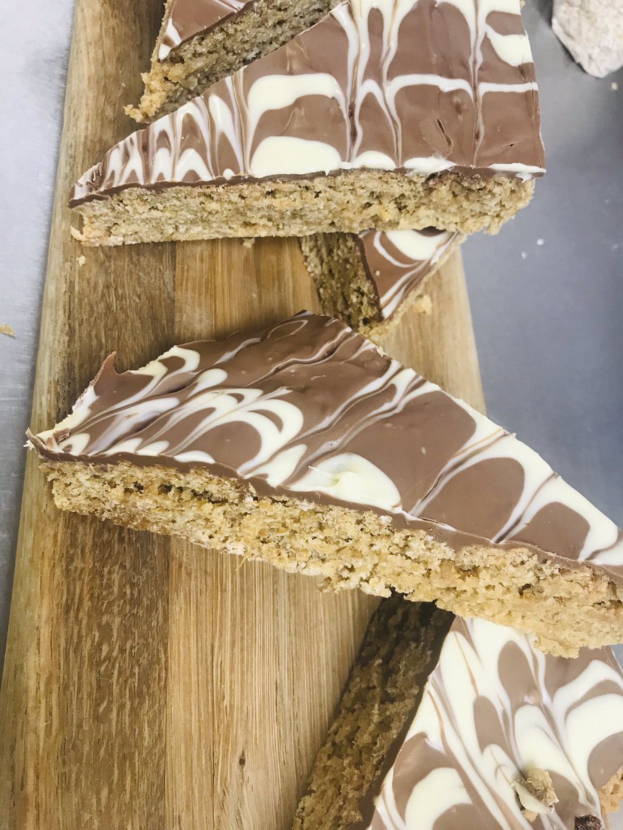 JenHoneybun's tweet photo. Wednesday was a burger and flapjack kind of day at DS Smith Northfields #feedingthefactory #oats #loadedburger @Servest_UK @ServestFoodCo https://t.co/XdvtOl35DF