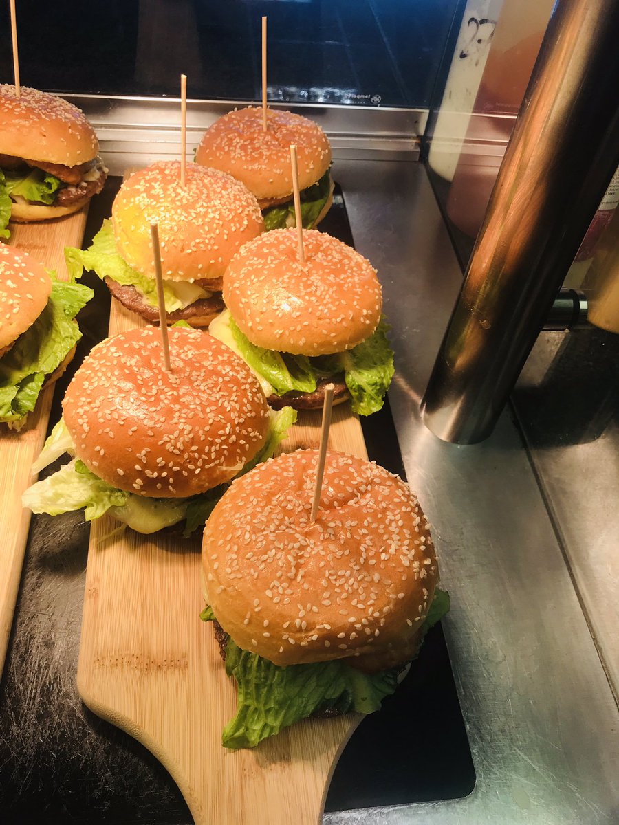 JenHoneybun's tweet photo. Wednesday was a burger and flapjack kind of day at DS Smith Northfields #feedingthefactory #oats #loadedburger @Servest_UK @ServestFoodCo https://t.co/XdvtOl35DF