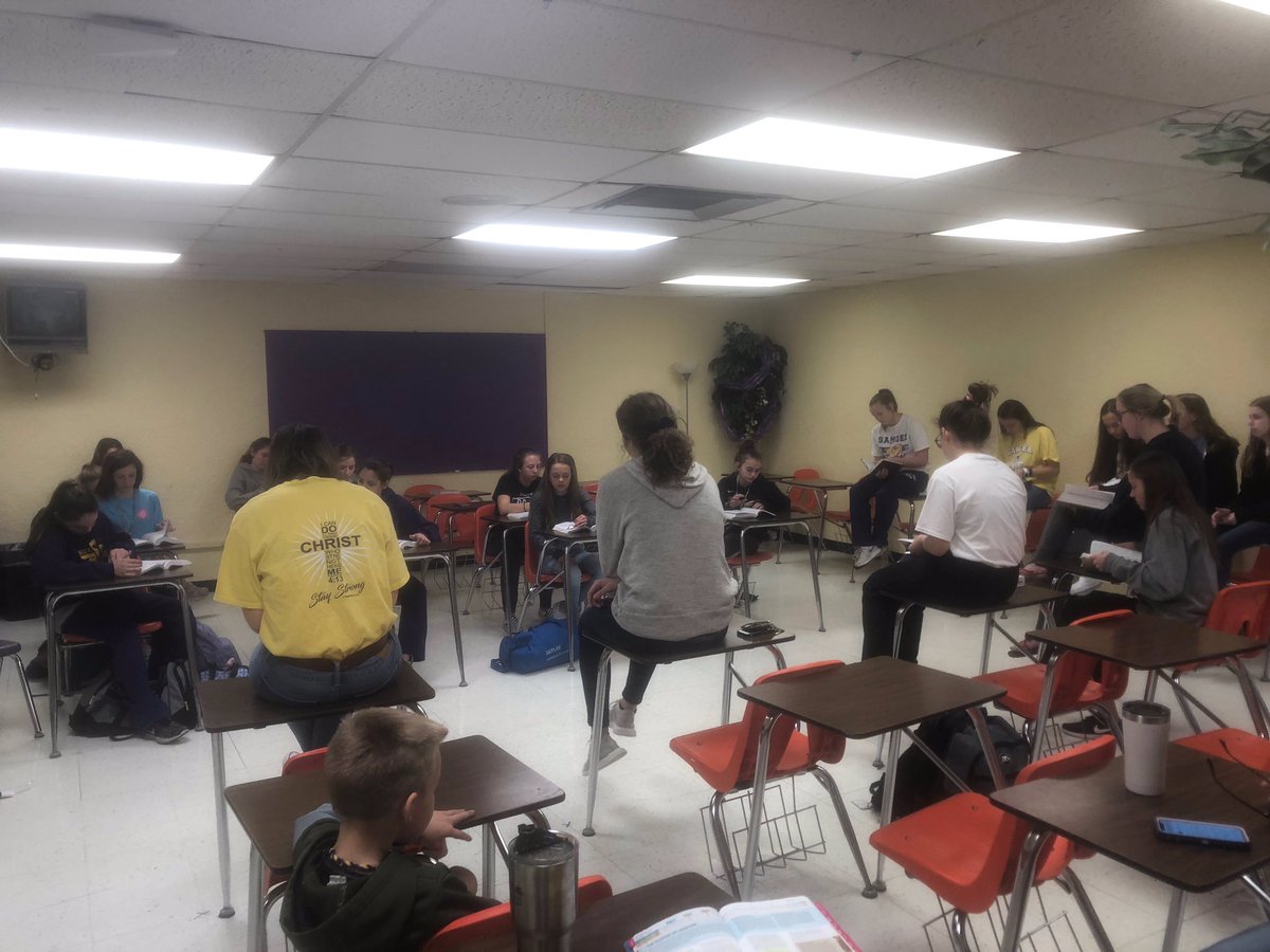 SangerFCA1's tweet photo. Pretty fun stuff at @SangerMiddle today with @SangerHS FCA Student Leaders! https://t.co/sQuhKEDEk5