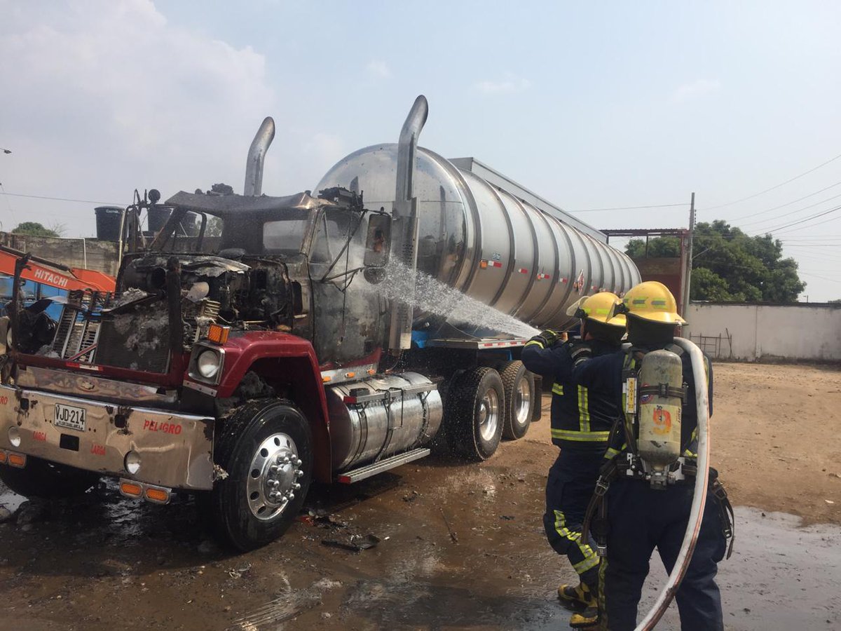 DNBomberosCol's tweet photo. El Cuerpo de @BomberosAguachica (Cesar) atendió #IncendioVehicular de un tracto camión que se encontraba al interior de un parqueadero. El Incidente fue controlado con 4 bomberos y 1 máquina extintora. https://t.co/nwKR63pyil