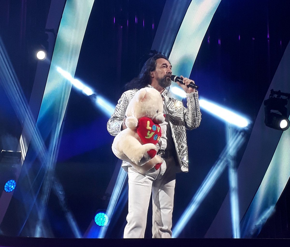 elfestival's tweet photo. ¿A dónde vamos a parar? 😍 @MarcoASolis hipnotizando a la Quinta COMPLETA 😍 https://t.co/U4IkGd59IL