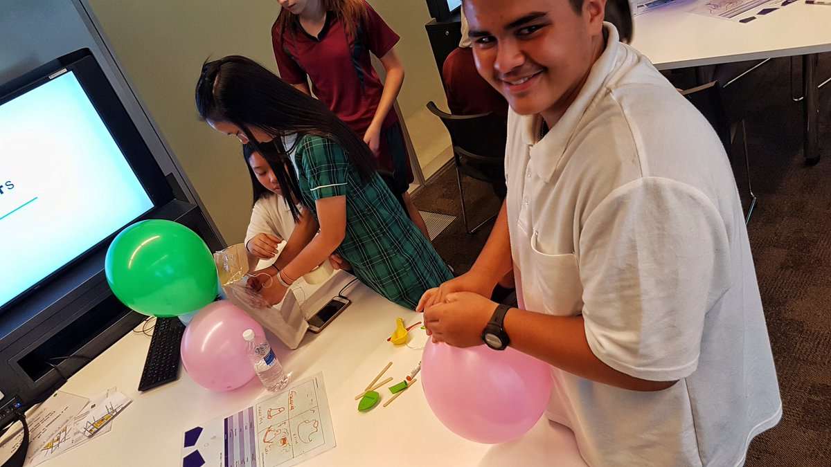 YouthFuturesUTS's tweet photo. Experimenting, brainstorming, engineering.

#IMCSkyHigh demonstrate their talent on engineering and problem-solving inspired by Leonardo da Vinci work. https://t.co/YmMRT5ns8C