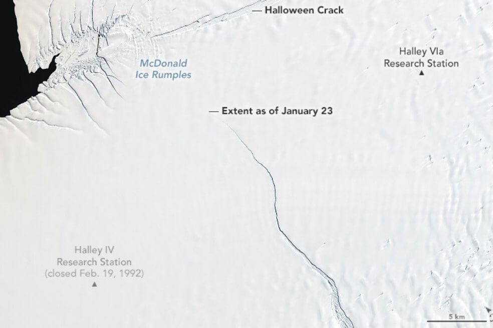elespectador's tweet photo. #LoMásLeído en Ciencia: Iceberg dos veces más grande que Nueva York está a punto de desprenderse de la Antártida. https://t.co/nM67vKsnpa https://t.co/wktNWoJNje