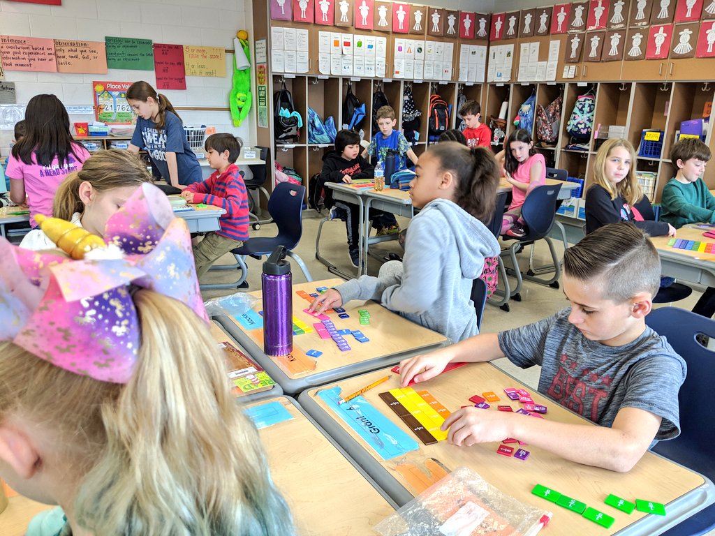 SmithsonFRES's tweet image. 🥛Getting to know our fraction landmarks better by using one of my favorite little sorting activities!  #PowTeach4 #pcpsFRES