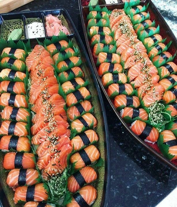alwaysushii's tweet photo. Salmon sashimi &amp; nigirisushi boats https://t.co/ULzZCtpHeF