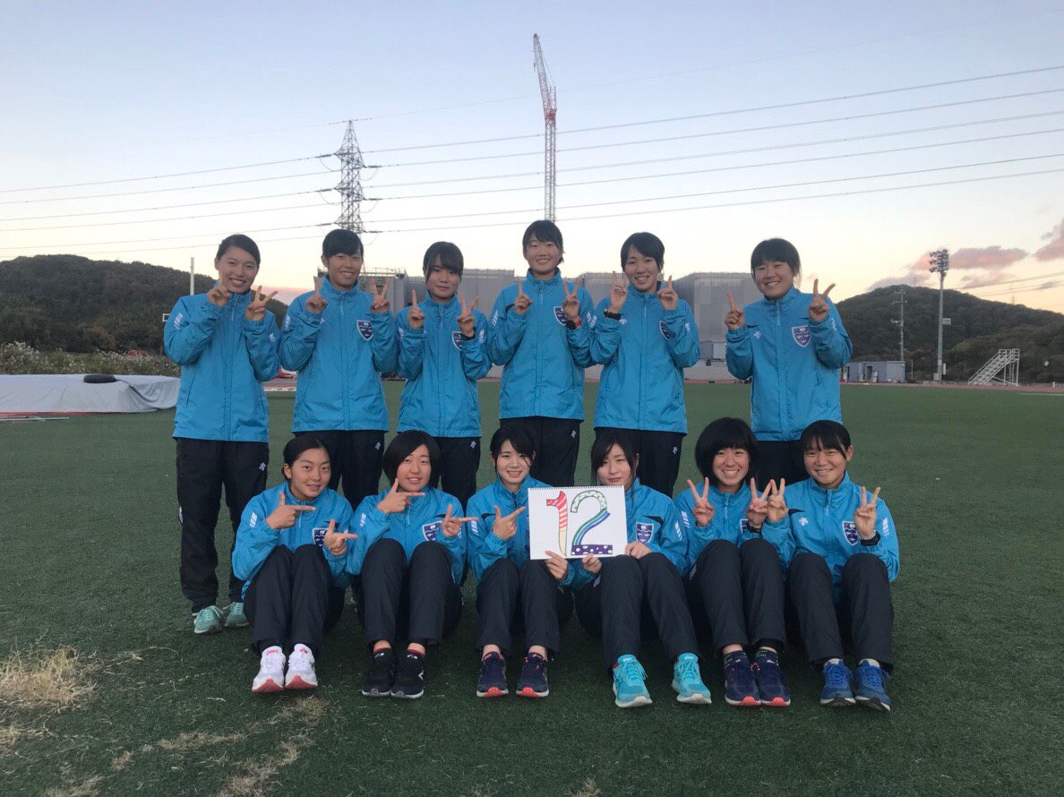 27IPU's tweet photo. 〜IPU卒業カウントダウン〜
卒業まで残り12日です。
【12日】は駅伝部の皆さんです🏃‍♀️
引越し、旅行など多忙な４年生の方も
多いと思います。
あいにくの天気ではありますが
たまにはランニングなどしてみては
いかがでしょうか💁‍♂️
#卒業まであと12日
#今日のオススメ
#カッパを着て走る https://t.co/JFagYOjY6D