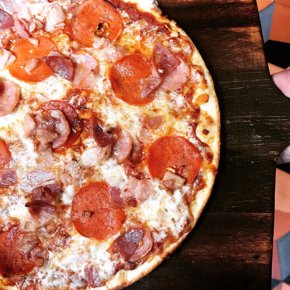 Ya es mitad de semana pero necesitas agarrar fuerza para la mitad que falta? Tenemos la solución! Ven por una de nuestras deliciosas #pizzas carnívoras, quizás no hagan que el tiempo vuele, pero lo harán más sabroso 😋