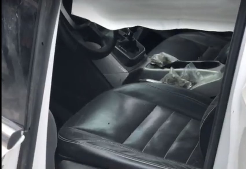 ReyCodigoRojo's tweet photo. El cuerpo de quién no estaba listo para el topon en la #SDR de esta mañana fue encontrado por habitantes de una casa en la Col Paseo de las Flores, en la Ford Escape 2013 encontraron 3 bolsas de mariguana, poncha llantas y playeras con la siglas CDG #ReynosaFollow https://t.co/vNNk0vcMsj